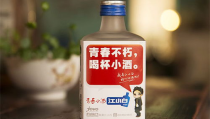 测评白酒的小姐姐图片,小姐姐带你领略白酒魅力