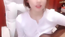 冲绳小姐姐弹唱,悠扬旋律中的异域风情