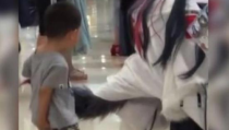 萌娃商场发现小姐姐内衣,意外发现小姐姐内衣，萌态可掬引网友热议