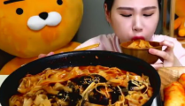 小姐姐吃麻辣刀削面吗,小姐姐挑战刀削面美食之旅